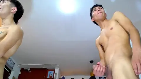 Orgie porno : groupe de twinks en show sexe hardcore