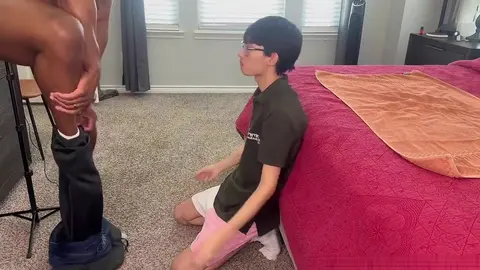 Couple d'amis amoureux bien excités à la maison