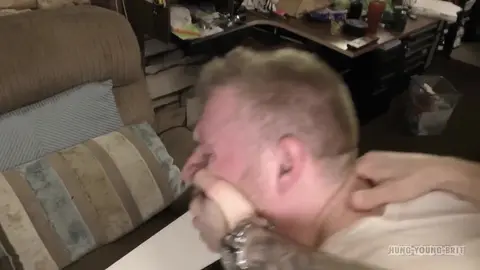 ⭐️ CULO APRETADO Y LECHOSO ⭐️ El Culo del Chico Brit Recibe Gang Bang