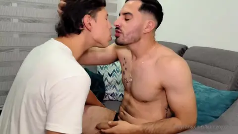 Coppia arrapata fa show di sesso a casa