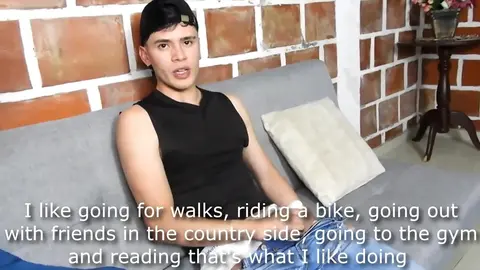 Giovane Latino da Solo