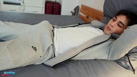 Logan zieht sich aus und wichst in seinem ersten Video