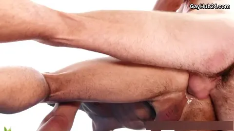 Una gran polla sin goma es una alegría para el culo hambriento