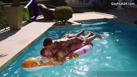 Versauter Kerl reitet fetten Schwanz ohne Gummi