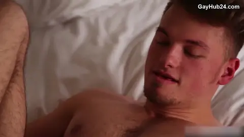 Max Holt e Tegan Zayne se chupam