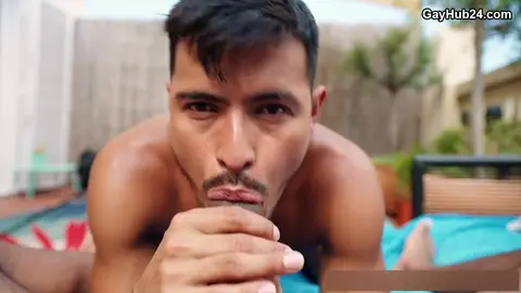 Passif gourmand avale une grosse queue