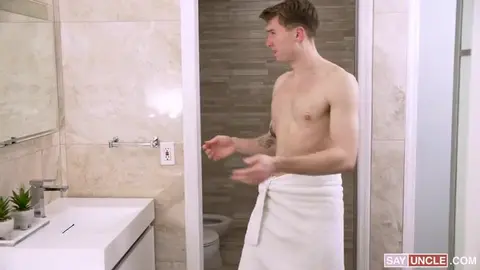 Se non esci dalla doccia, entro io! Condividi la tua spugna e il tuo cazzo