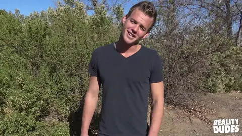 John le minet musclé se fait défoncer le cul pour du fric