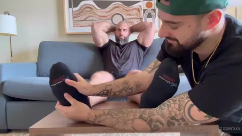 Gigante musculoso da una follada de pies intensa