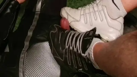 Une grosse pipe avec les baskets: cum inside les Air Max