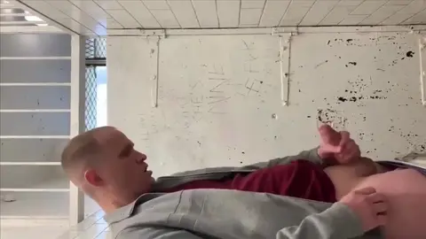 Brit Pelirrojo se masturba en el baño y abre su culo