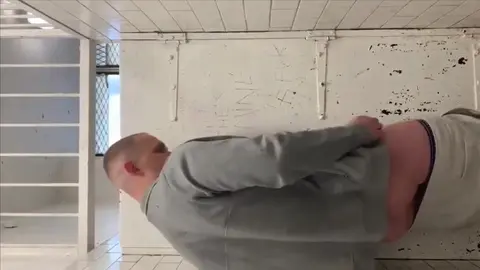 Rothaariger Brit wichst auf der Toilette und zeigt seinen Arsch