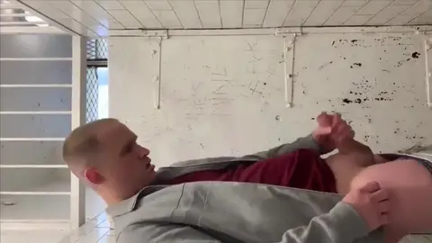 Ragazzo Rosso Britannico si masturba al cesso e mostra il culo