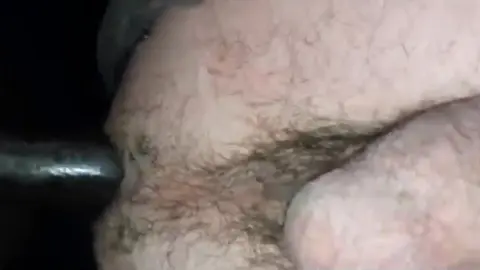 Je veux la grosse queue noire de mon pote dans mon cul