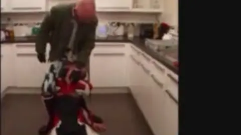 Skinhead dominant domine son petit jouet