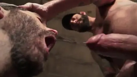 Rohsamen-Süchtige: Drei Kerle züchten und tauschen