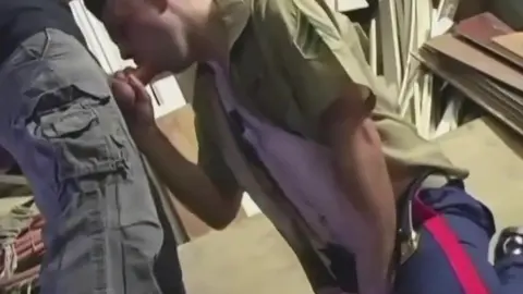 Militari si svuotano nella bocca avida