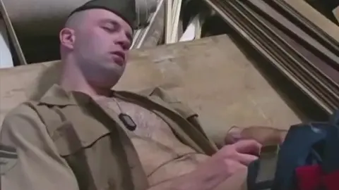 Militari si svuotano nella bocca avida