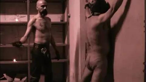 Dom sádico controla y folla a un sumiso