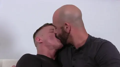 Ragazzo biondo prova il bareback per la prima volta