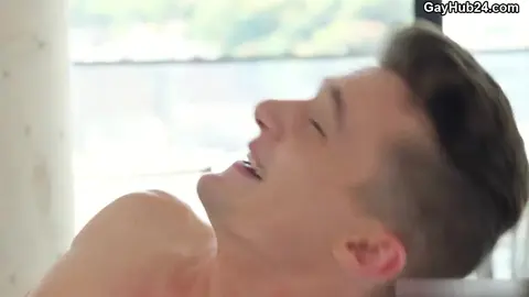 Gabriel Clark fode Grant Ducati sem camisinha