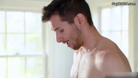 Ari Avanti écarte les fesses de Mitch Matthews