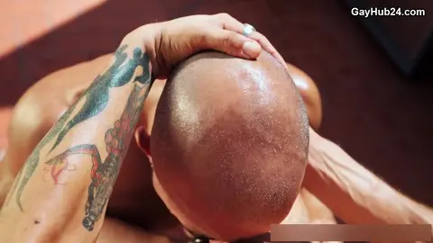 Riesenschwanz für muskulösen Arsch-Hunger