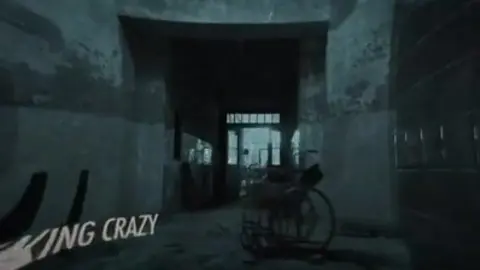 Sesso pazzo: tre stalloni che scopano selvaggi