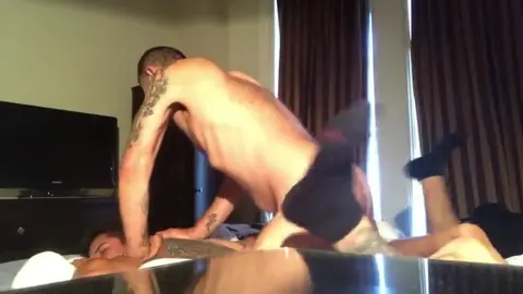 Tätowierter Kerl fickt Latino ohne Gummi