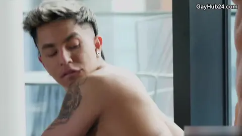 Angel Santan et Jordan Starr baisent bareback