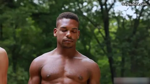 Adrian Hart et Ari Avanti se partagent une queue