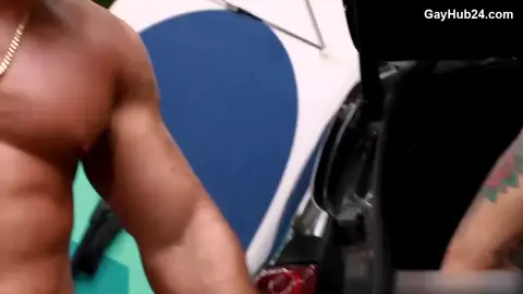 Cody Seiya encule Roman Todd bareback