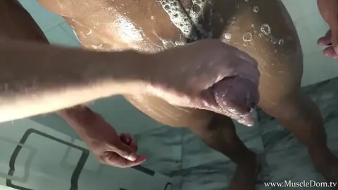 Atletas musculosos adorados no chuveiro