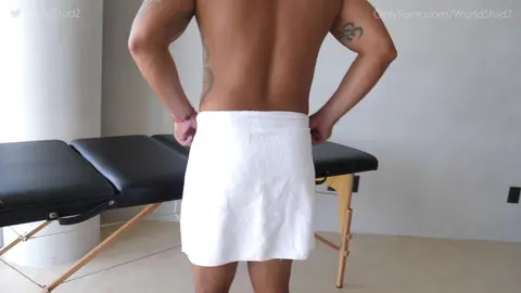 Tío caliente recibe masaje y follada