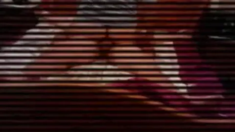 Marié dominateur écrase un autre marié