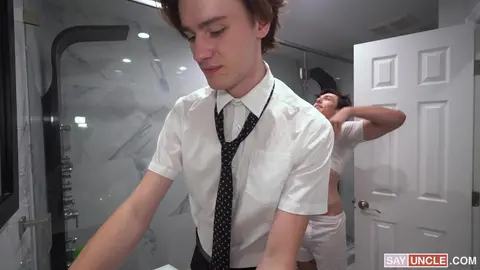 Elder Finchh huele los bóxers de Archie y lo folla