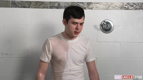 Duschen mit dem dominanten Bully - Nackt und devot