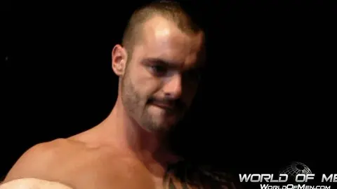 Scott et Issac baisent hard en bareback