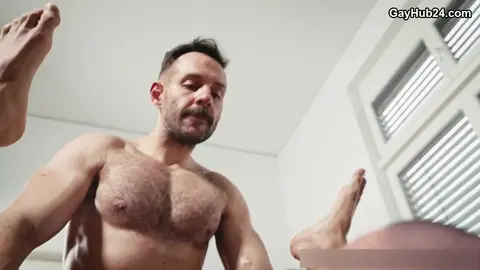 Saverio chevauche une grosse queue bareback comme un vrai cow-boy