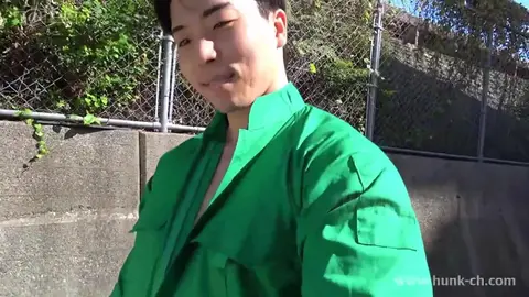 Minet défoncé par une grosse queue bareback