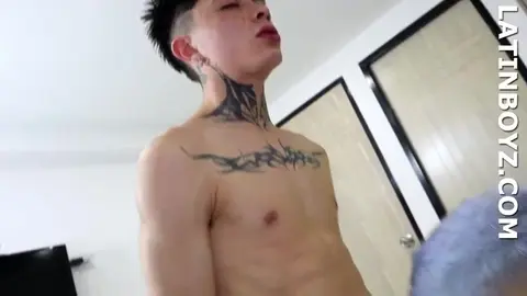 Deux minets latinos baisent à la maison