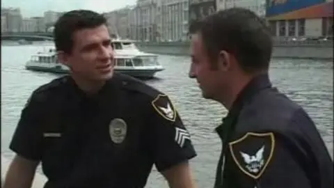 Flic pervers tente un minet innocent