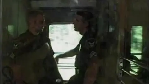 Flic pervers tente un minet innocent