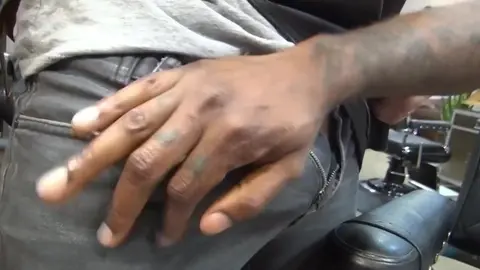 Barbeiro bem dotado fode negro musculoso