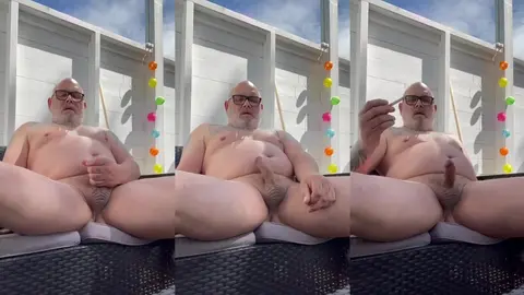 Novato desnudo en la veranda expuesto