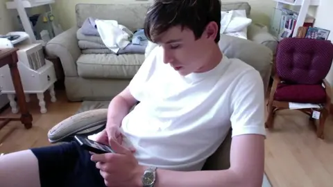 Chico joven sexy se masturba en cam evanp18