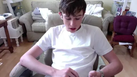 Chico joven sexy se masturba en cam evanp18