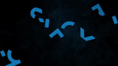 Aiden e Chandler sob os lençóis