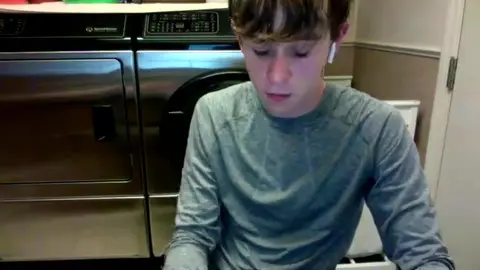 Chico joven caliente evanp18 se masturba solo