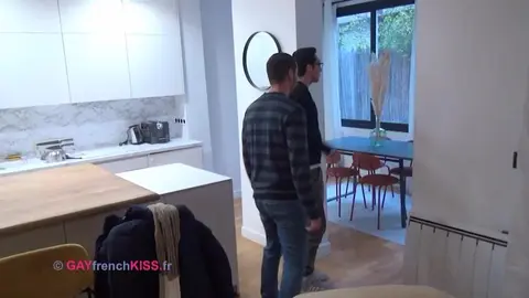 Agente inmobiliario follado en apartamento vacío